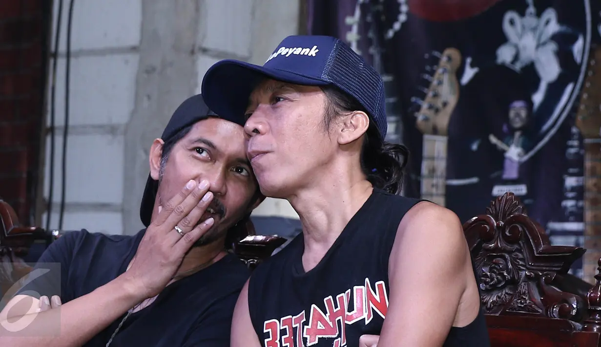 Ridho dan Bimbim saat menggelar konferensi pers peluncuran album Slank berjudul ' Palalopeyank', Jakarta, Selasa (7/2). (Liputan6.com/Herman Zakharia)