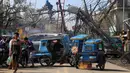 Pekerja memperbaiki tiang listrik yang roboh setelah dihantam Topan Nock-ten di Kota Iriga Camarines Sur, Filipina tengah (27/12). Topan Nock-Ten dilaporkan memutus listrik di lima provinsi saat puncak perayaan Natal. (REUTERS/Romeo Ranoco)