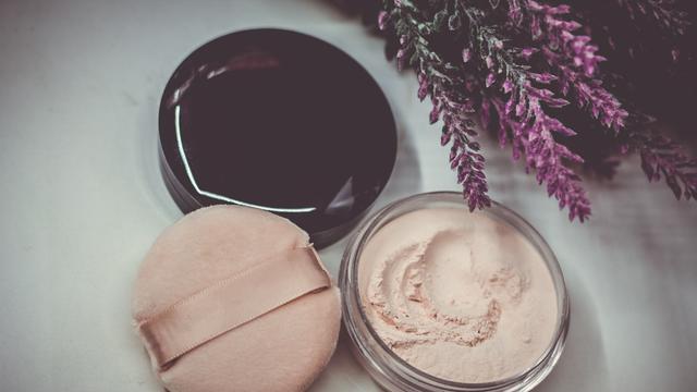 Ilustrasi bedak/makeup