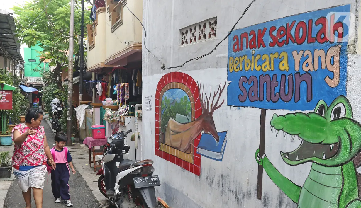 Warga melintas di Kampung Literasi RW 08, Jatipulo, Palmerah, Jakarta Barat, Kamis (30/1/2020). Kampung Literasi ini memiliki 5 kotak berisi beragam buku yang ada di sejumlah titik, berbekal konsep kejujuran disebar di sepanjang kampung. (Liputan6.com/Herman Zakharia)
