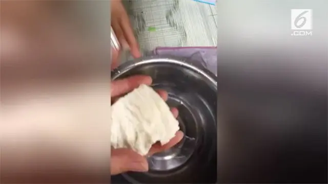 Sebuah toko di China dikabarkan menjual roti kukus palsu. Roti kukus diduga mengandung kertas.