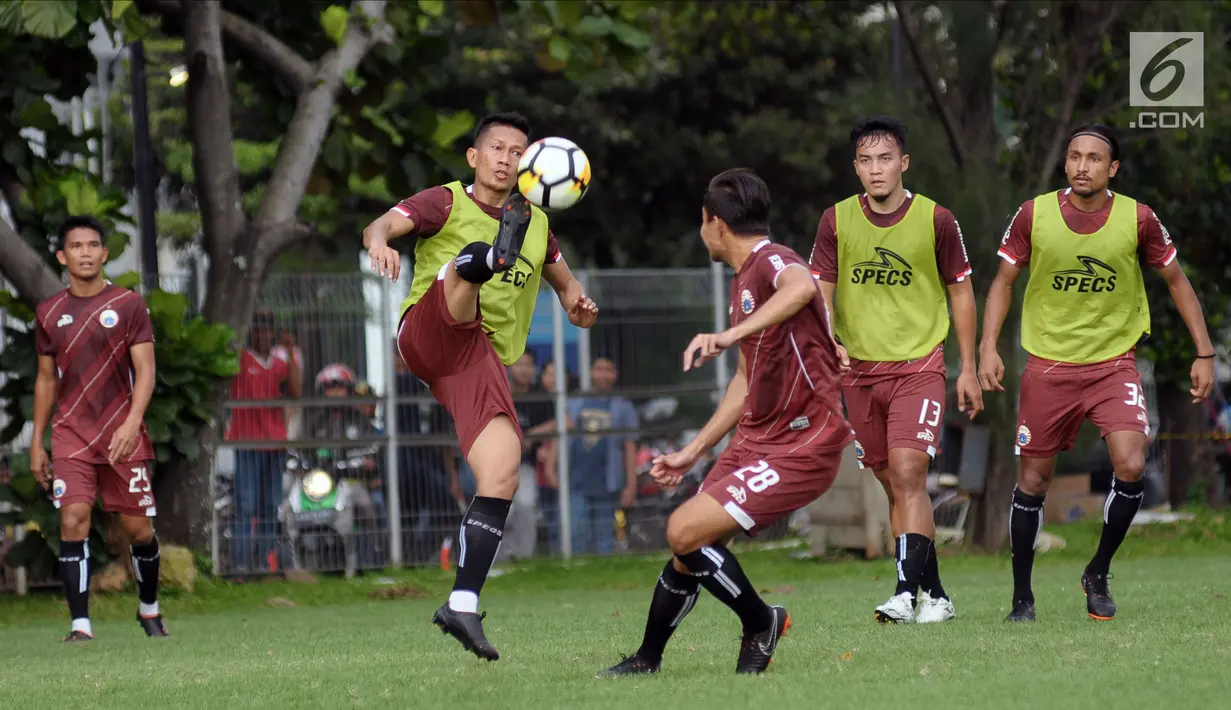 Pemain Persija, Ismed Sofyan (kedua kiri) berebut bola saat latihan resmi jelang laga melawan Arema pada lanjutan Liga 1 Indonesia 2018 di Lapangan B Kompleks GBK, Jakarta, Jumat (30/3). Laga akan dihelat Sabtu (31/3). (Liputan6.com/Helmi Fithriansyah)