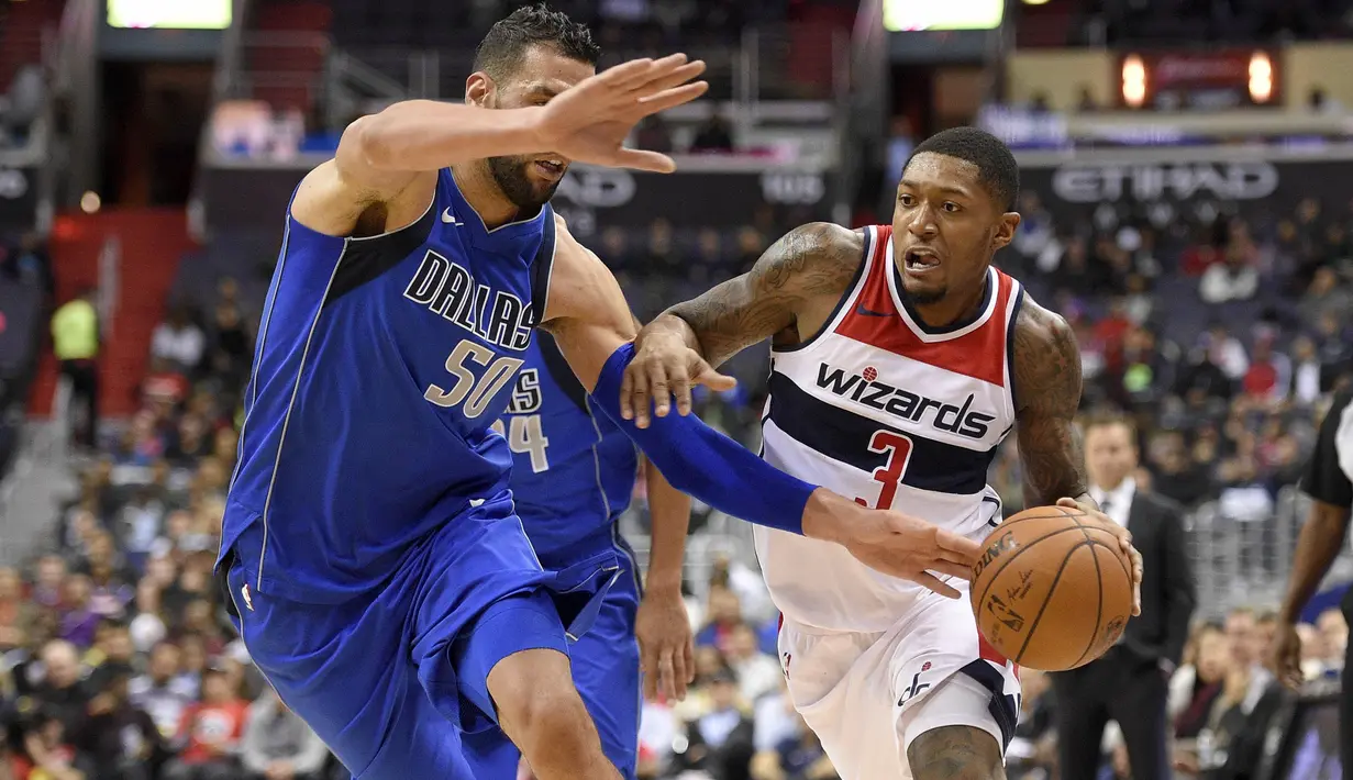 Pebasket Washington Wizards, Bradley Beal, berusaha melewati pebasket Dallas Mavericks, Salah Mejri, pada laga NBA di Capital One Arena, Selasa (7/11/2017). Mavericks menang 113-99 atas Wizards. (AP/Nick Wass)