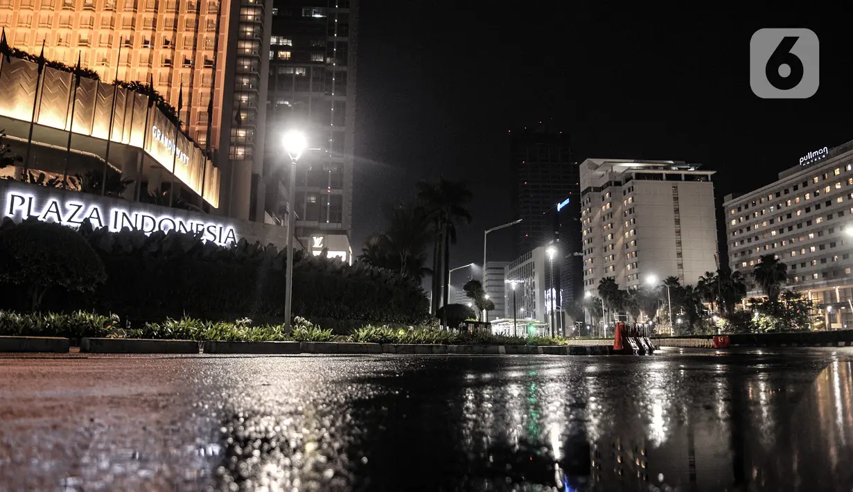 Suasana sepi di sekitar Bundara HI, Jalan MH Thamrin, Jakarta, Kamis (31/12/2020). Kawasan Jalan MH Thamrin-Sudirman ditutup pada malam Tahun Baru untuk mencegah kerumunan warga sekaligus memutus penyebaran COVID-19. (merdeka.com/Iqbal S. Nugroho)