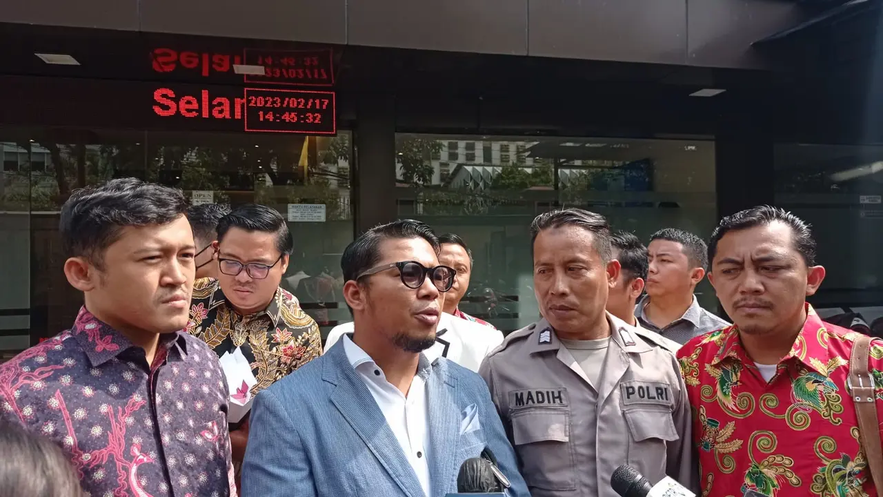 Bripka Madih didampingi Pengacaranya melaporkan Kabid Humas Polda Metro Jaya, Kombes Pol Trunoyudo Wisnu Andiko ke Divisi Propam Mabes Polri, Jakarta atas dugaan pelanggaran kode etik.