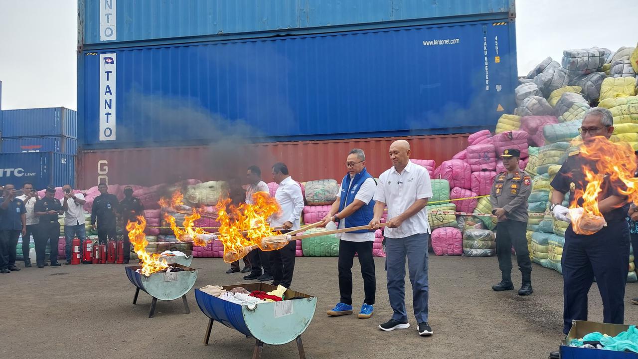 Menteri Perdagangan Zulkifi Hasan dan Menkop UKM Teten Masduki memusnahkan pakaian bekas impor