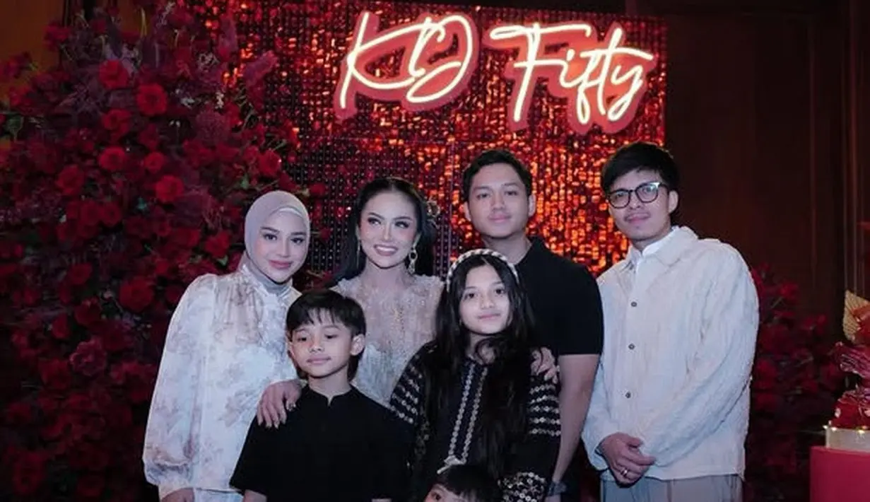 Aurel Hermansyah hadie bersama Ameena dan Atta, ia mengenakan setelan warna dasar putih bermotif. Azriel juga hadir mengenakan baju hitam yang kompak dengan Arsy dan Arsa . Sayangnya tidak terlihat Anang dan Ashanty. [@aurelie.hermansyah]