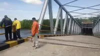 Pemerintah kecamatan dan pihak terkait melihat jembatan roboh di Kepulauan Meranti, Riau. (Liputan6.com/M Syukur)