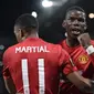 Dua pemain Manchester United, Paul Pogba dan Anthony Martial, merayakan gol ke gawang Fenerbahce pada laga Liga Europa di Old Trafford, Manchester, Kamis (20/10/2016). (AFP/Oli Scarff)