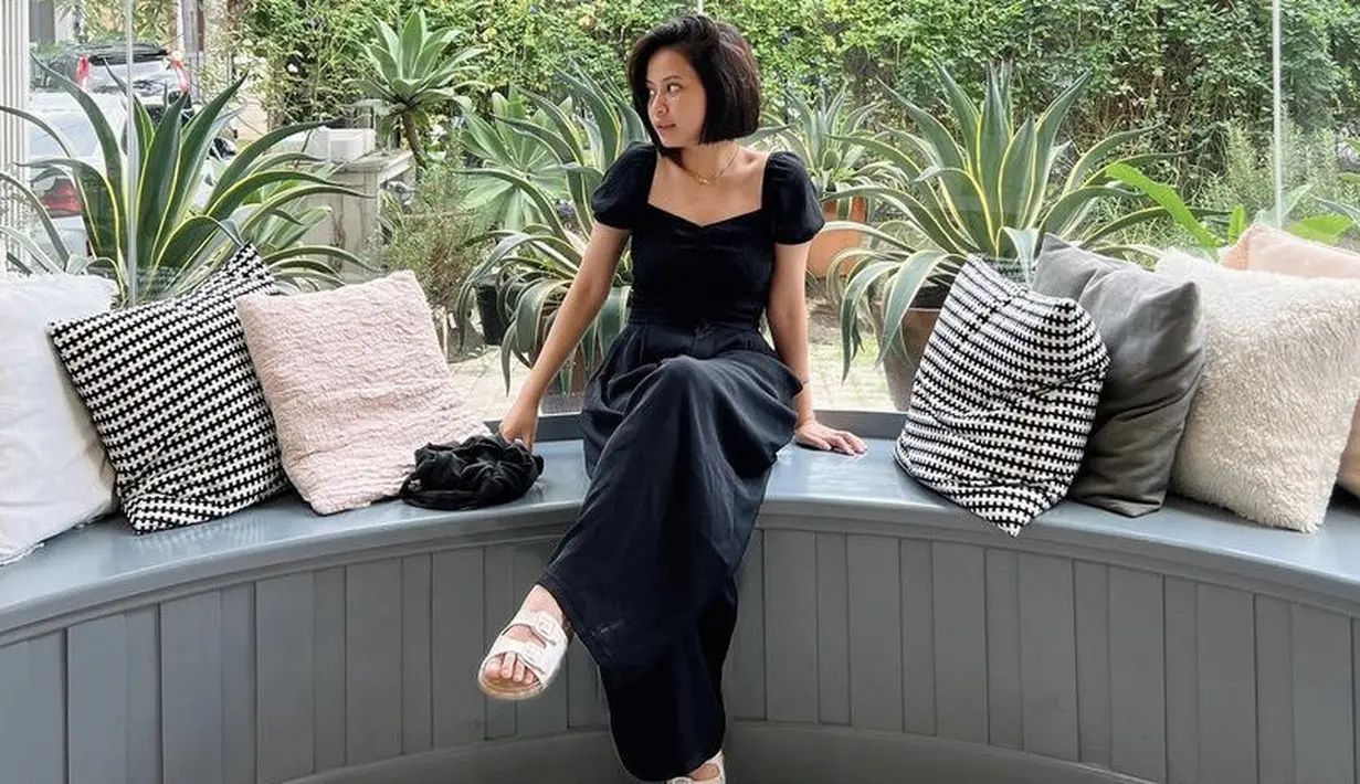 Rambut bobnya dibiarkan tanpa poni, membuatnya tampak lebih dewasa namun tetap manis. Potonganya ini sesuai dengan wajahnya. @hanggini