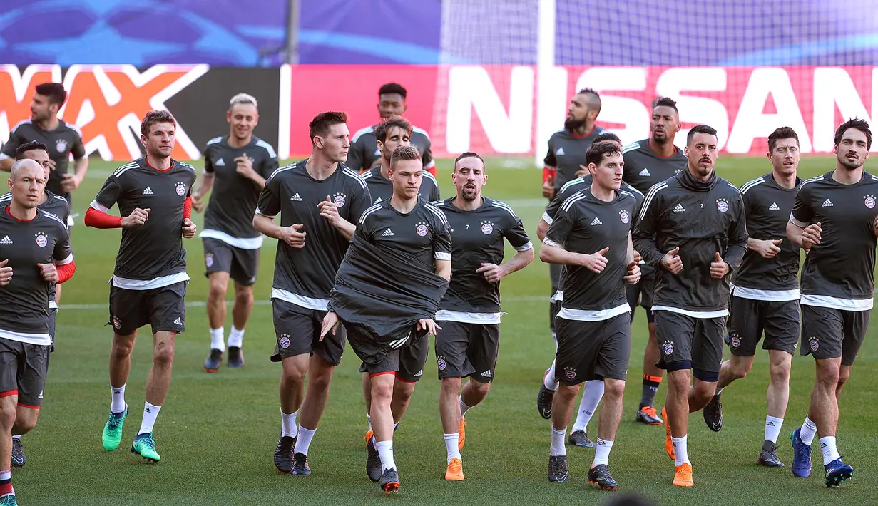 Para pemain Bayern Munchen melakukan pemanasan dalam sesi latihan di Stadion Ramon Sanchez Pizjuan di Sevilla (2/4). Munchen akan bertanding melawan Sevilla pada leg pertama babak perempatfinal Liga Champions. (AFP Photo/Cristina Quicler)