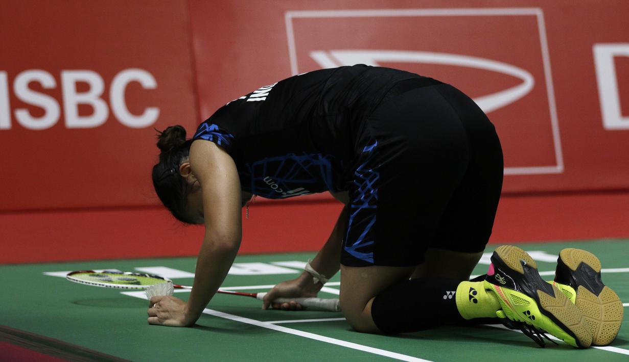 Ganda putri Indonesia, Greysia Polii, terjatuh saat melawan ganda Jepang pada Indonesia Masters 2019 di Istora Senayan, Jakarta, Sabtu (26/1). Greysia / Apriyani gagal ke final. (Bola.com/Yoppy Renato)