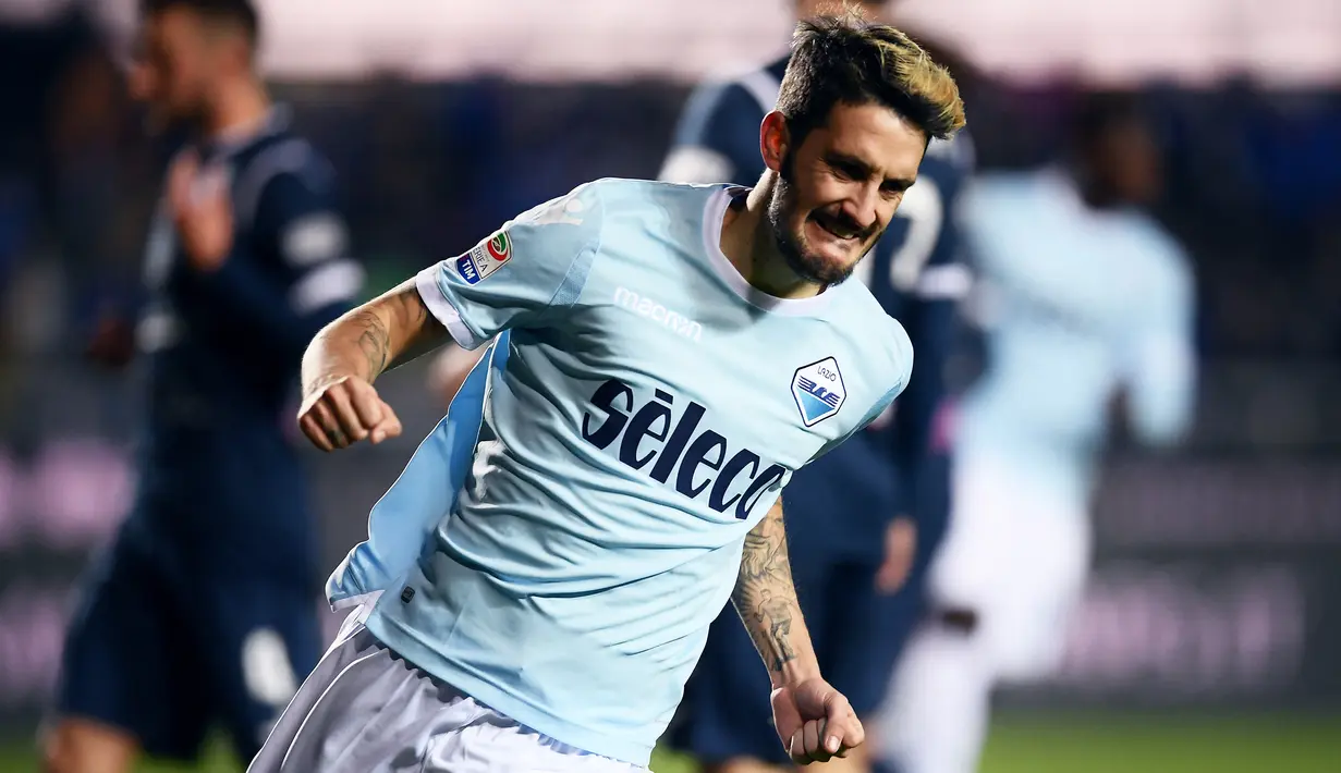 Selebrasi striker Lazio, Luis Alberto setelah mencetak gol ke gawang Atalanta pada laga Liga Italia 2017/2018 di Atleti Azzurri d'Italia' Stadium, Bergamo (17/12/2017). Luis Alberto hingga kini masih berseragam Lazio sejak didatangkan pada awal musim 2016/2017. Jumlah gol terbanyak dicetaknya pada musim 2017/2018 dengan 11 gol, kalah jauh dengan rekannya, Cristiano Ronaldo yang menjadi top skor dengan 29 gol. (AFP/Marco Bertorello)