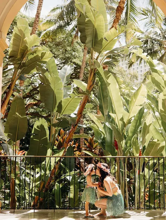 Seperti penampilan Shandy satu ini. Ia mengenakan bikini berwarna biru dengan grass skirt warna hijau dan flower headpiece berwarna pink.  [Instagram/shandyaulia]
