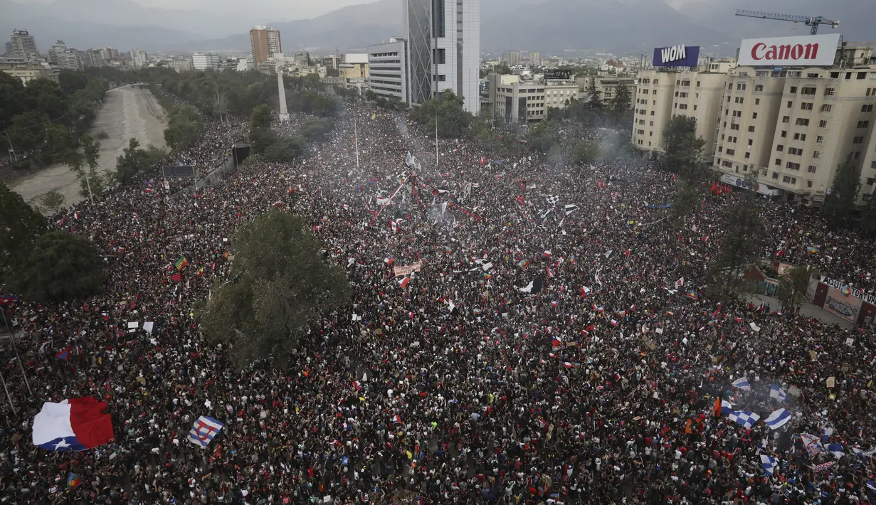 Warga berkumpul saat protes antipemerintah di Santiago, Chile, Jumat (25/10/2019). Mereka semua menyatukan kekuatan dalam menyerukan adanya perubahan masif di bidang sosial dan politik Chile. (AP Photo/Rodrigo Abd)