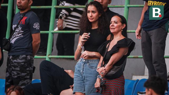Foto: Momen Ibu dan Kekasih Kiper Arema FC Julian Schwarzer saat Berikan Dukungan Langsung dari Tribun, Tak Terlihat Sang Ayah