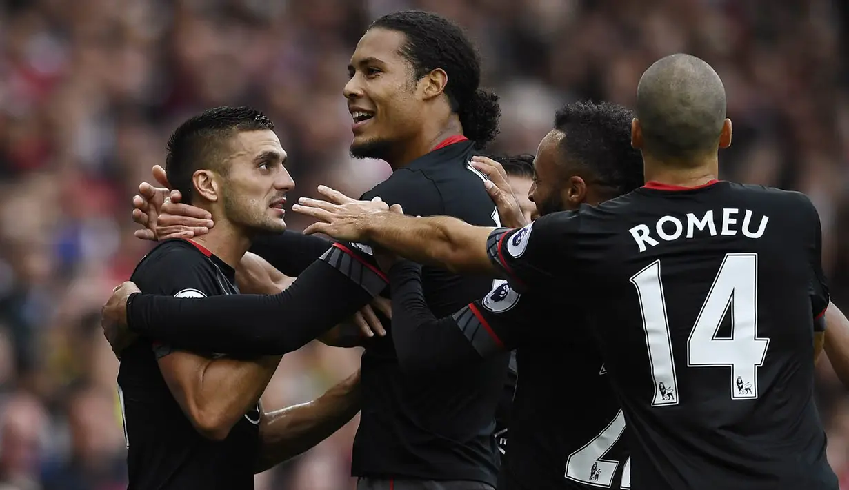 Para pemain Southampton merayakan gol bunuh diri yang dilakukan kiper Arsenal, Petr Cech. Gol bunuh diri kiper Arsenal itu terjadi pada menit ke-18, yang membuat The Saints unggul 1-0. (Reuters/Dylan Martinez)