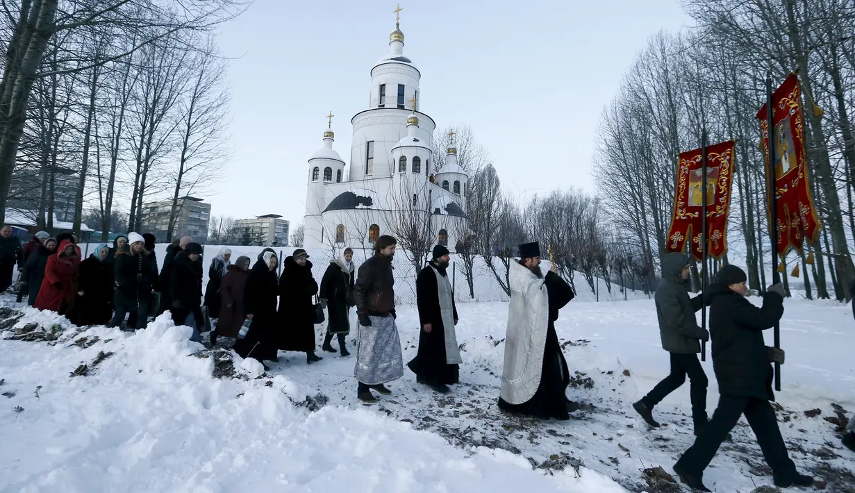 Sejumlah Orang mengambil bagian dalam prosesi perayaan Epifani Ortodoks di Minsk, Belarusia (19/1/2016). Umat Kristen Ortodoks merayakan Epifani yang jatuh pada 19 Januari. (REUTERS/Vasily Fedosenko)