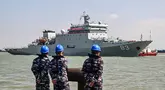 Personel TNI Angkatan Laut  mengamati kapal Angkatan Laut Tentara Pembebasan Rakyat Tiongkok (PLA) Kunlun Shan bersiap untuk berlabuh di Pelabuhan Tanjung Perak di Surabaya,  Minggu (2/8/2026). (AFP/ Juni Kriswanto)