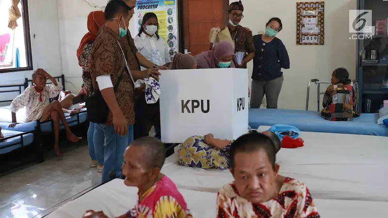 Petugas PPS Dampingi Pemilih Lansia di Panti Jompo