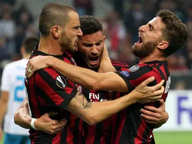 Para pemain AC Milan merayakan gol yang dicetak oleh Matteo Musacchio ke gawang Rijeka pada laga Liga Europa di Stadion San Siro, Milan, Kamis (28/9/2017). AC Milan menang 3-2 atas  Rijeka. (AP/Matteo Bazzi)