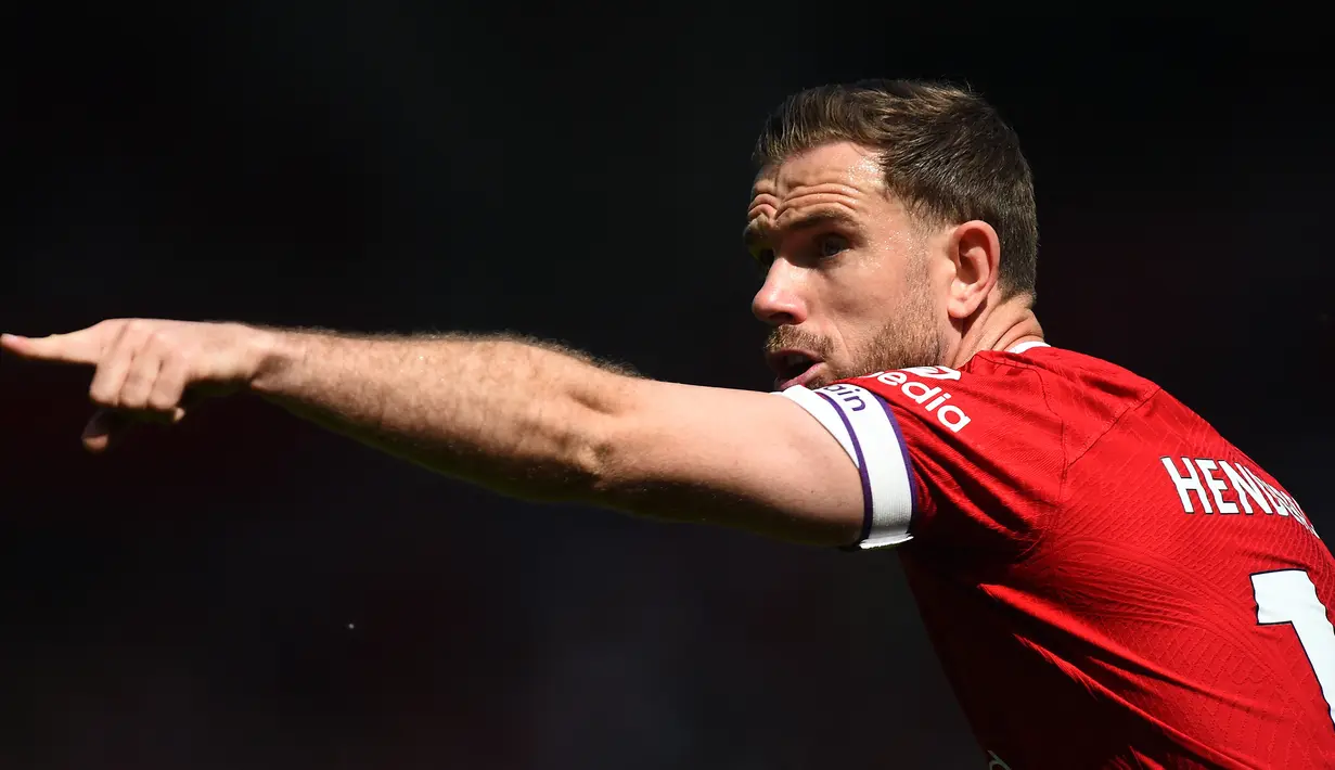 Gelandang Liverpool, Jordan Henderson memberi instruksi kepada rekan-rekannya saat menghadapi Aston Villa pada laga Liga Inggris 2022/2023 di Anfield Stadium, Liverpool (20/5/2023). Jordan Henderson didatangkan Liverpool dari Sunderland pada awal musim 2011/2012. Jabatan kapten tim disandangnya sejak awal musim 2015/2016 menggantikan Steven Gerrard. Setelah 12 musim, pada awal musim 2023/2024 ia meninggalkan The Reds menuju Al Ettifaq untuk bereuni dengan Steven Gerrard yang kini melatih Al Ettifaq. (AFP/Peter Powell)