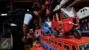 Calon pembeli melihat-lihat mainan lokal yang terbuat dari kayu di kios penjual mainan di kawasan Pasar Minggu, Jakarta, Selasa (3/11). Membanjirnya mainan anak asal China mengancam produksi mainan dalam negeri. (Liputan6.com/Gempur M Surya)