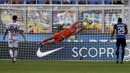 Kiper Inter Milan, Samir Handanovic, menangkap bola saat pertandingan melawan Genoa pada laga Serie A di Stadion Giuseppe Meazza, Minggu (24/9/2017). Inter Milan menang 1-0 atas Genoa. (AP/Luca Bruno)