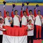 Pemain dan pelatih tim beregu putra Indonesia merayakan gelar juara cabang bulutangkis SEA Games 2019 di Multinlupa Sport Center, Manila, Rabu (4/12/2019). Indonesia mengunci medali emas usai mengalahkan Malaysia 3-1. (Bola.com/M Iqbal Ichsan)