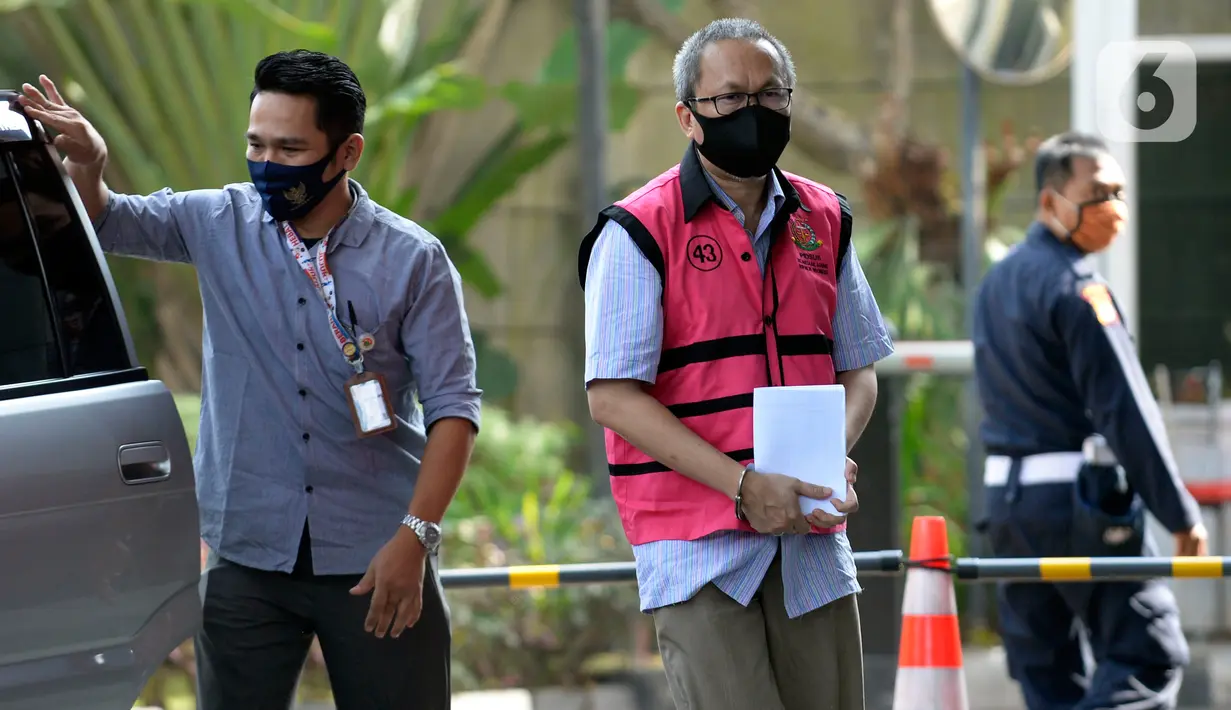 Mantan Dirut PT Danareksa Sekurita, Marciano Herdondrie Herman tiba di Gedung KPK, Jakarta, Kamis (25/6/2020). Marciano diperiksa sebagai tersangka terkait kasus dugaan korupsi pemberian fasilitas pembiayaan dari PT Danareksa Sekuritas kepada PT Evio Sekuritas tahun 2014-2015. (merdeka.com/Dwi Narwo