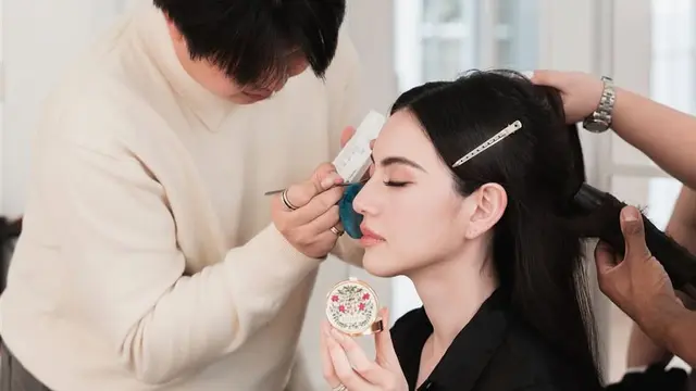 Davika Hoorne mengenakan blush on Gucci. [@davikah]