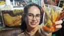 Arumi Bachsin baru saja mengunggah momen ia beli jajan di pasar malam. Ia tampak sumringah saat menjajal telur gulung. Momen Arumi Bachsin jajan telur gulung pun banjir pujian karena ia tak merasa gengsi jajan pinggir jalan. (Liputan6.com/IG/arumibachsin_94)