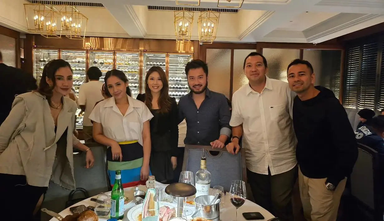 Penampilan sang pemilik acara tentu menarik perhatian. Dalam momen itu, Raffi Ahmad tampil smart casual dengan outfit nuansa netral berupa kemeja hitam dan celana panjang warna khaki. [@raffinagita1717]