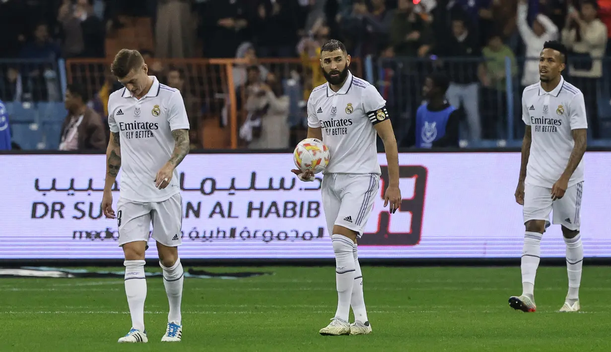 Madrid baru bisa mencetak gol tepat di menit akhir, tepatnya di menit ke-90+3. Karim Benzema yang sukses menciptakan gol hiburan bagi para pendukung Madrid. (AFP/Guiseppe Cacace)