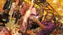 Pedagang memotong daging sapi yang dijajakan di pasar daging tradisional Palmerah, Jakarta, Senin (4/7). H-2 Idul Fitri 1437 H, harga kebutuhan daging sapi meroket dari Rp 130.000 menjadi 150.000 per kilogram. (Liputan6.com/Helmi Afandi)