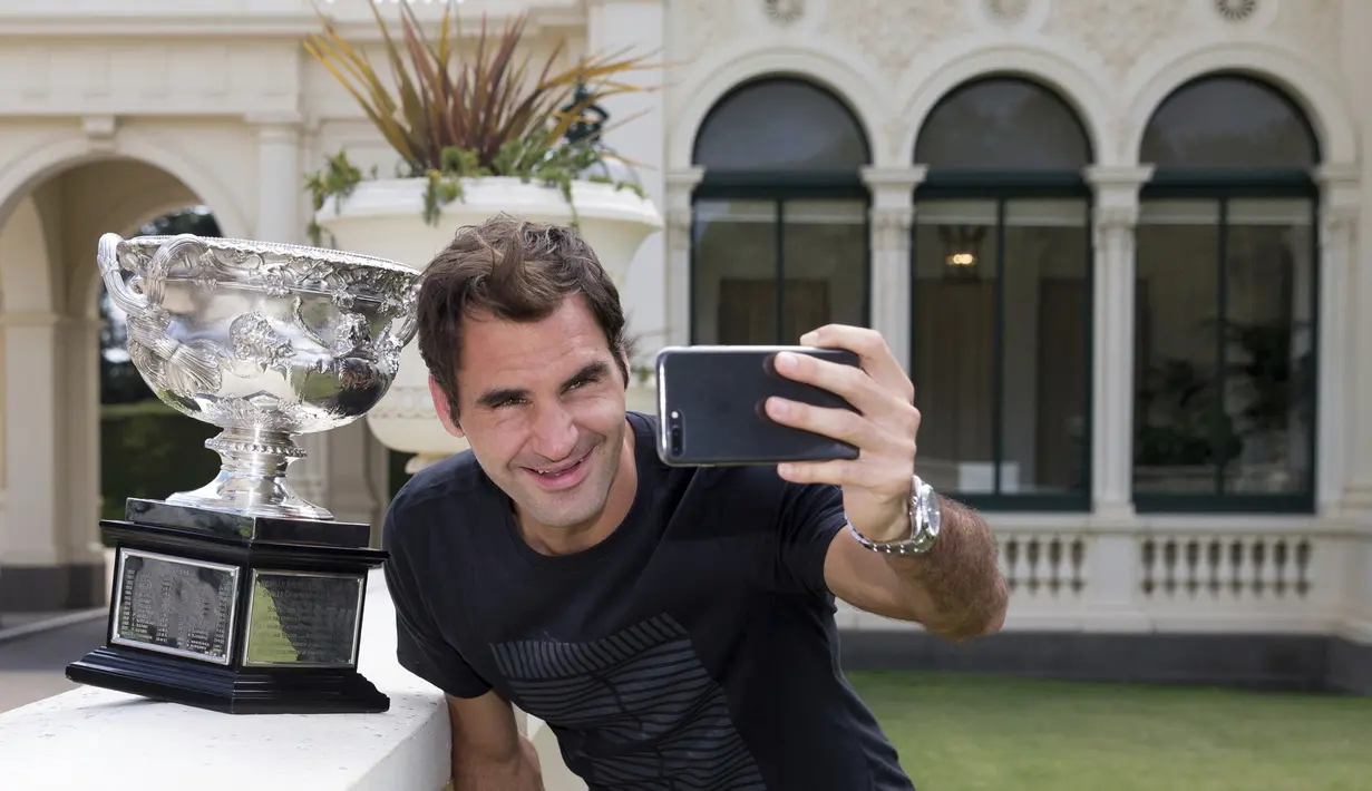 Saat ini Roger Federer menempati peringkat ke-2 dunia  setelah Rafael Nadal. (Fiona Hamilton/Tennis Australia via AP)