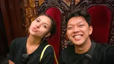 Bayu Skak menjalin hubungan asmara dengan aktris bernama Aliyah Faizah. Keduanya disebut cinta lokasi saat beradu akting di film Yowis Ben. Kini setelah berpacaran, keduanya selalu terlihat kompak di berbagai kesempatan. (Liputan6.com/IG/@moektito)