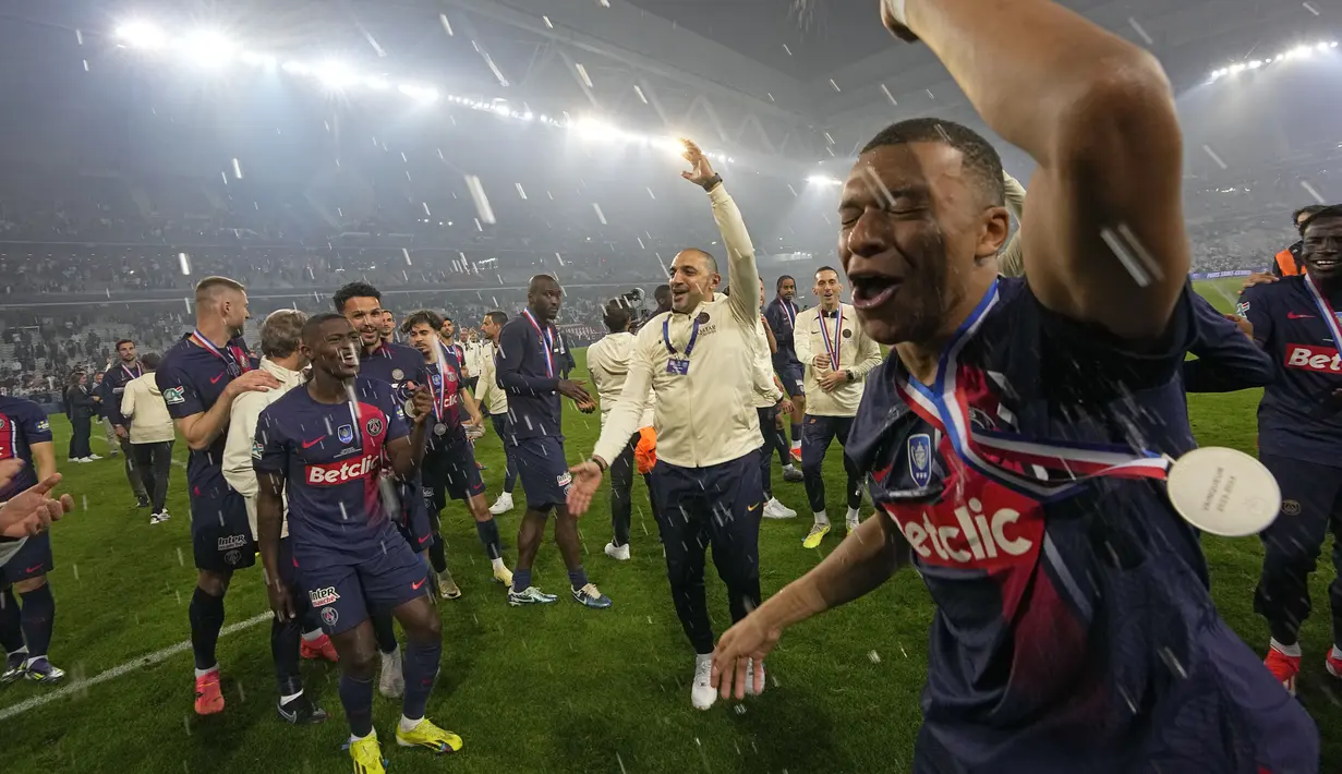 Berkat kemenangan ini, PSG sukses mengawinkan gelar juara Ligue 1 dengan juara Coupe de France 2023/2024.  (AP Photo/Michel Euler)