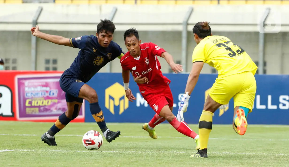 Pemain Persik Kediri, Antoni Putro Nugroho (tengah) mengontrol bola dengan dada dibayangi pemain Persela Lamongan, Moch Zaenuri (kiri) dan Dwi Kuswanto (kanan) dalam pertandingan Babak Penyisihan Grup C Piala Menpora 2021 di Stadion Si Jalak Harupat, Bandung. Rabu (7/4/2021). (Bola.com/Ikhwan Yanuar