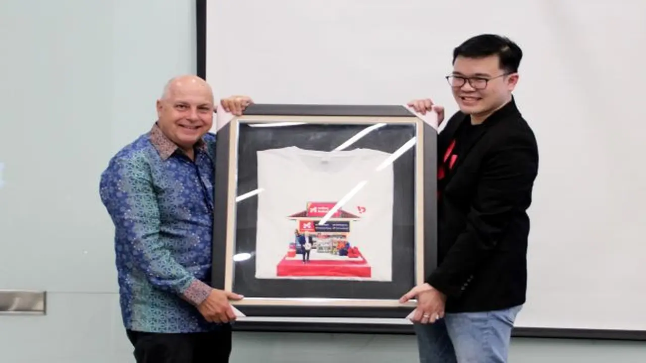 CEO Mitra Bukalapak, Howard Gani, memberikan kenang-kenangan dari Mitra Bukalapak kepada Tim Pallas, Minister for Economic Development, Minister for Industrial Relations and Minister for Trade, Australia (Foto: Bukalapak)