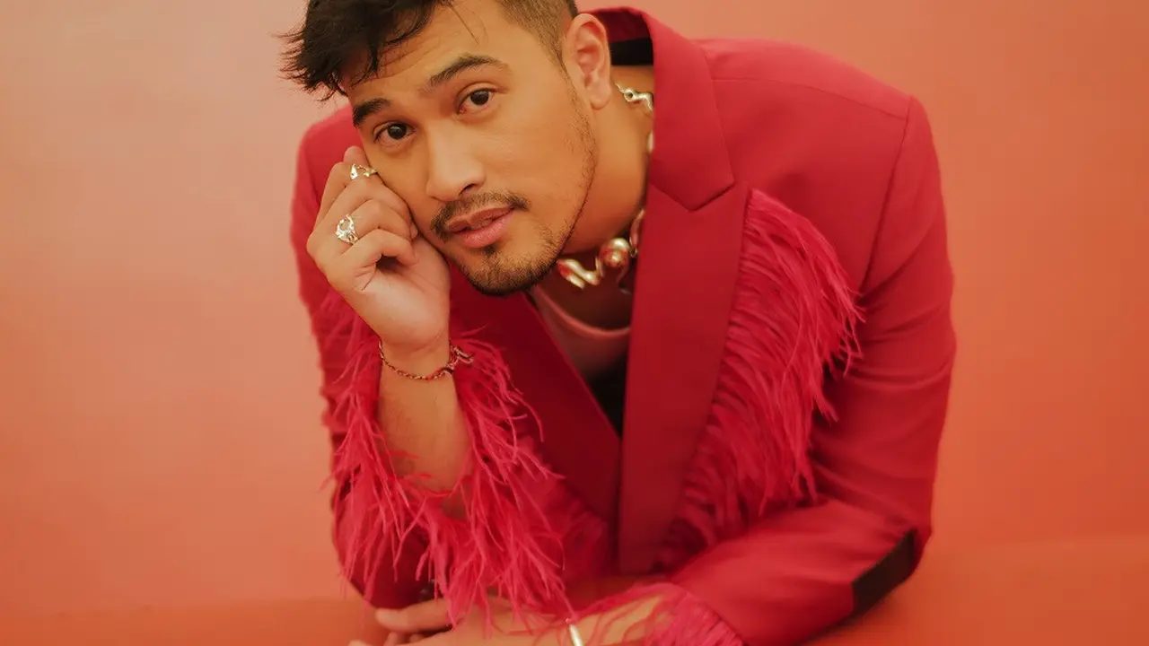 Kolaborasi Apik Fashion dan Musik, Moral Suguhkan Busana Kontemporer di Single Terbaru Adrian Khalif
