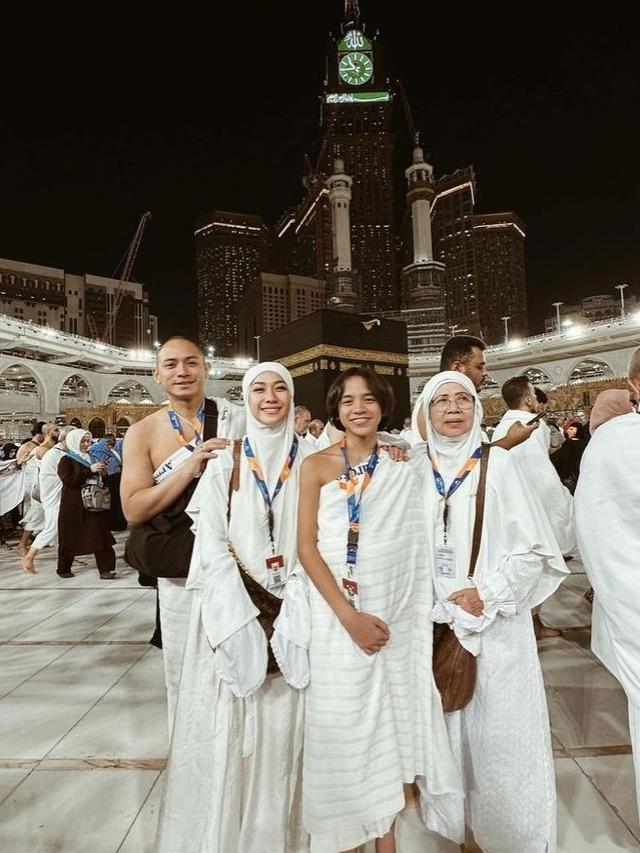 Artis Rayakan Awal Tahun Baru 2024 di Tanah Suci