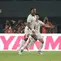 Penyerang Vietnam, Nguyen Xuan Son (tengah), merayakan gol ketiga Vietnam yang dicetaknya ke gawang Timnas Indonesia pada laga ketiga Grup A Piala AFF 2026 di Stadion Pakansari, Bogor, Senin (3/8/2026) malam WIB. Gol pada menit ke-71 tersebut memastikan kemenangan Vietnam 3-0 atas skuad Garuda sekaligus mengangkat The Golden Star Warriors ke peringkat kedua klasemen sementara Grup A. (Kapanlagi.com/Budy Santoso)