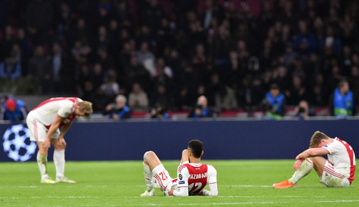 Reaksi pemain Ajax usai tersingkir pada leg kedua semifinal Liga Champions yang berlangsung di Stadion Amsterdam Arena, Amsterdam, Kamis (9/5). Spurs menang 3-2 atas Ajax. (AFP/Emmanuel Dunand)