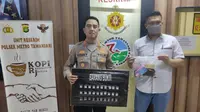 Jajaran Polsek Metro Tamansari, Jakarta Barat memperlihatkan  paket narkoba jenis sabu siap edar disita dari tangan seorang pengedar inisial HI (46). (Foto: Istimewa).