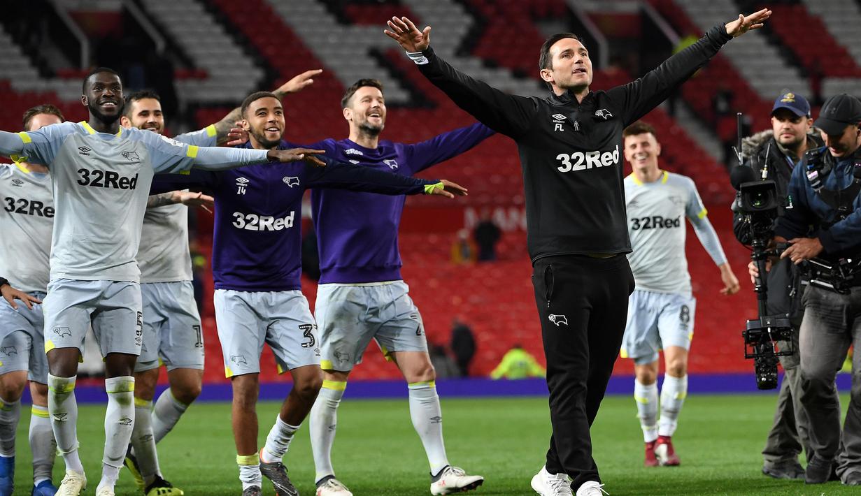 Pelatih Derby County, Frank Lampard, merayakan kemenangan atas Manchester United pada Piala Liga Inggris di Stadion Old Trafford, Rabu (26/9/2018). Manchester United takluk adu penalti 9-10 (2-2) dari Derby County. (AFP/Paul Ellis)