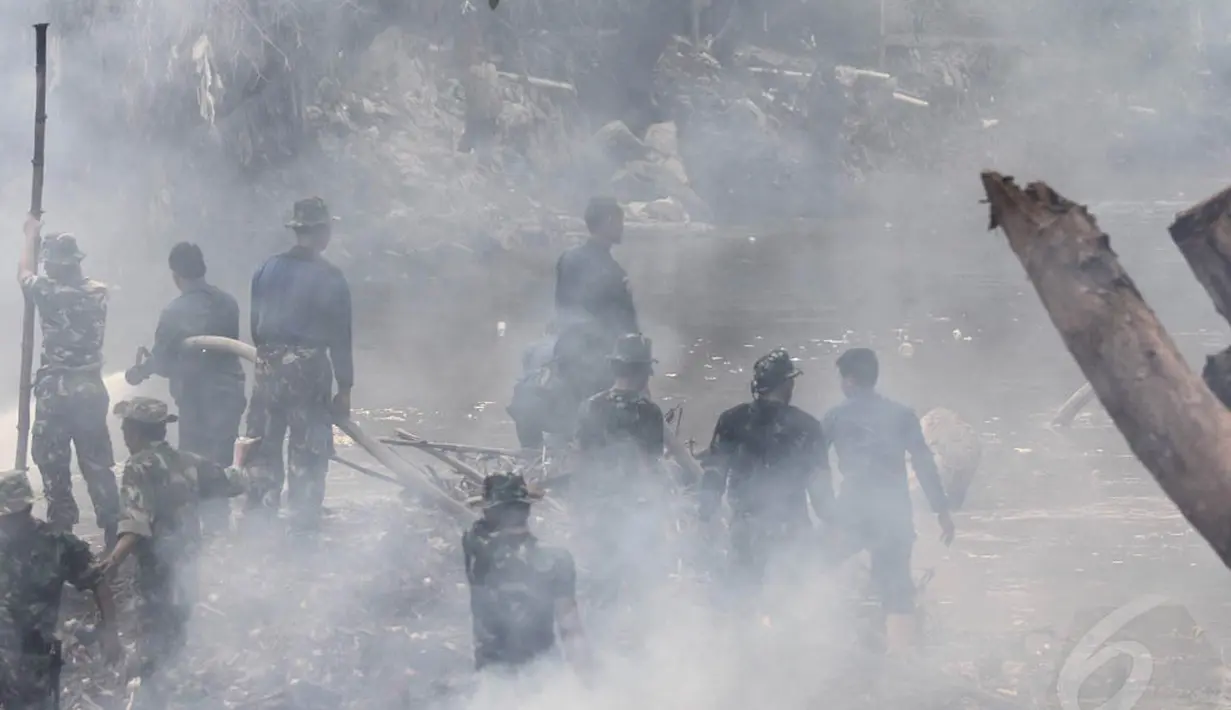 Sampah-sampah yang berhasil dipisahkan langsung dibakar oleh petugas, Jakarta. Foto diambil pada Selasa (2/12/2014). (Liputan6.com/Faizal Fanani) 