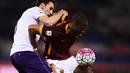 Pemain AS Roma, Seydou Keita (kanan), berebut bola dengan pemain Fiorentina, Milan Badelj, pada laga Serie A Italia di Stadion Olimpico, Roma, Sabtu (5/3/2016) dini hari WIB. (AFP/Filippo Monteforte)