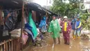 <p>Sejumlah orang memeriksa kondisi pasca banjir bandang Garut di kawasan Cimacan, Desa Jayaraga, Kecamatan Tarogong Kidul, Sabtu (16/7/2022). Selain banjir, curah hujan yang cukup tinggi tadi malam di Kabupaten Garut, menyebabkan jalur utama jalan raya Banjarwangi di wilayah Garut selatan, terputus akibat longsor. (Liputan6.com/Jayadi Supriadin)</p>