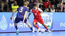 Pemain Timnas Futsal Indonesia, Ardiansyah Runtuboy mencoba melewati pemain Belanda pada laga lanjutan Four Nations Cup 2025 yang bergulir di Hall Basket Senayan, Jakarta, pada Sabtu (20/9/2025).